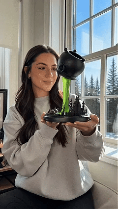 🔥 LAST DAY 49% OFF – 🧙♀️ Glowing Witch Cauldron Desk Lamp | Spilling Green Magic Light with Haunted Castle, Pumpkins & Gothic Halloween Vibes 🧪✨