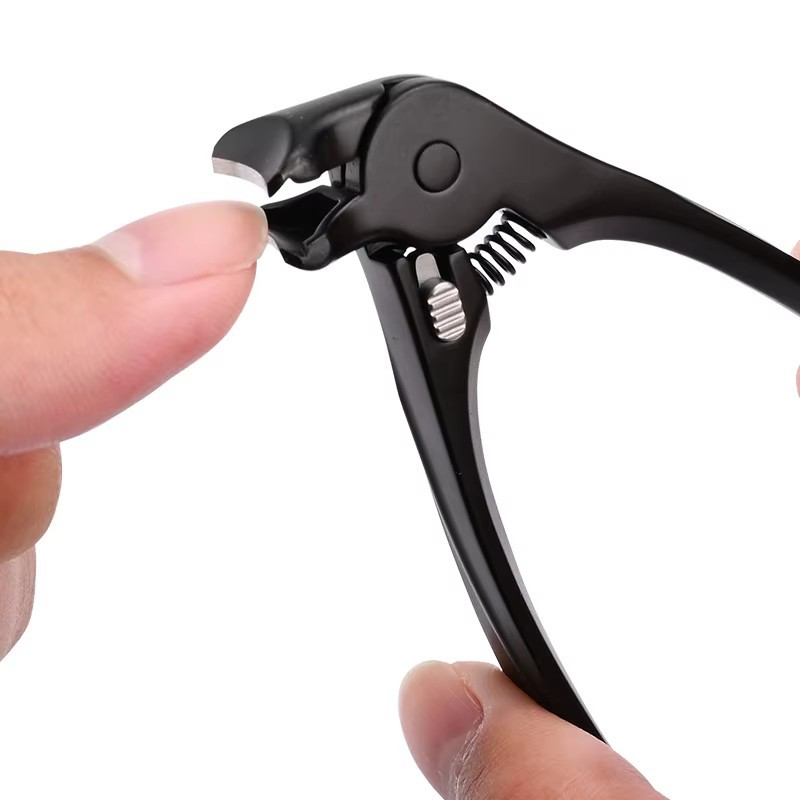 Stainless steel nail clippers with a splash guard – wide opening design for easy trimming of ingrown nails and pedicures ✂️👣