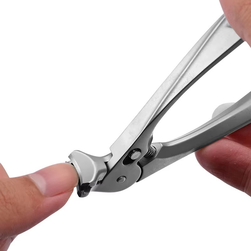 Stainless steel nail clippers with a splash guard – wide opening design for easy trimming of ingrown nails and pedicures ✂️👣