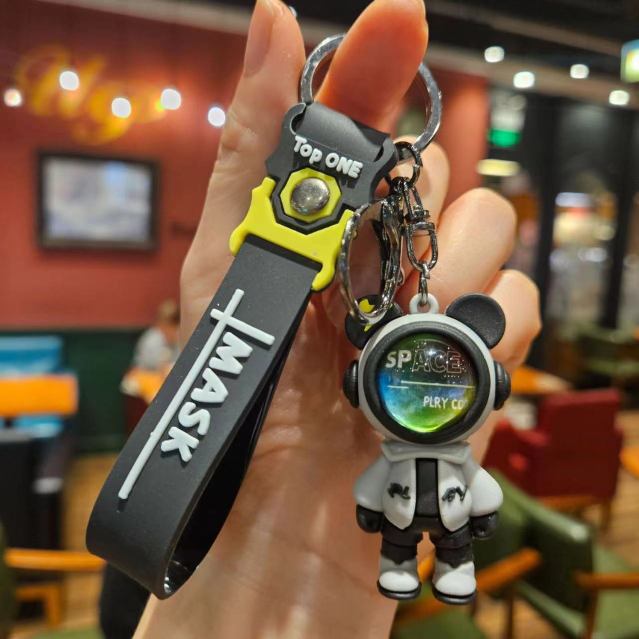 👨‍🚀 Creative Astronaut Keychain – Eye-Catching & Fun