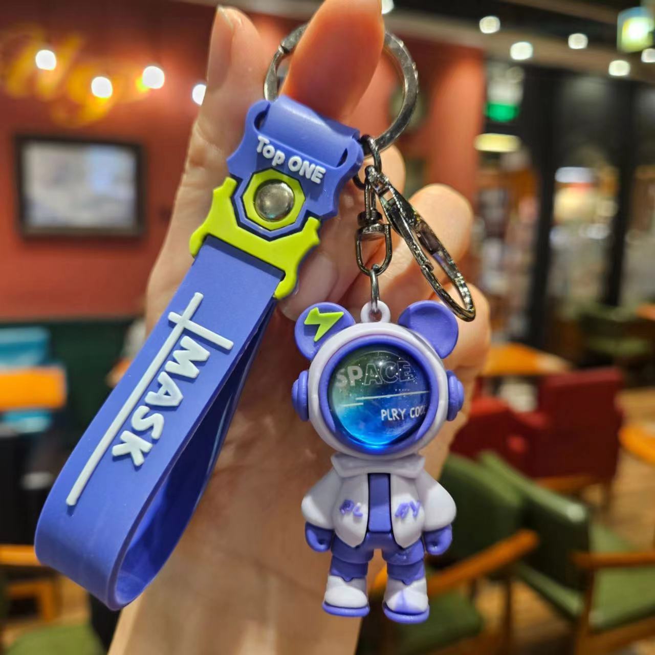 👨‍🚀 Creative Astronaut Keychain – Eye-Catching & Fun